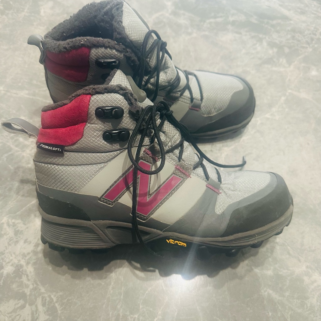 New Balance Women's Hiking Boots Primaloft Lace Up Winter Gray Pink Sz 8.5 $100